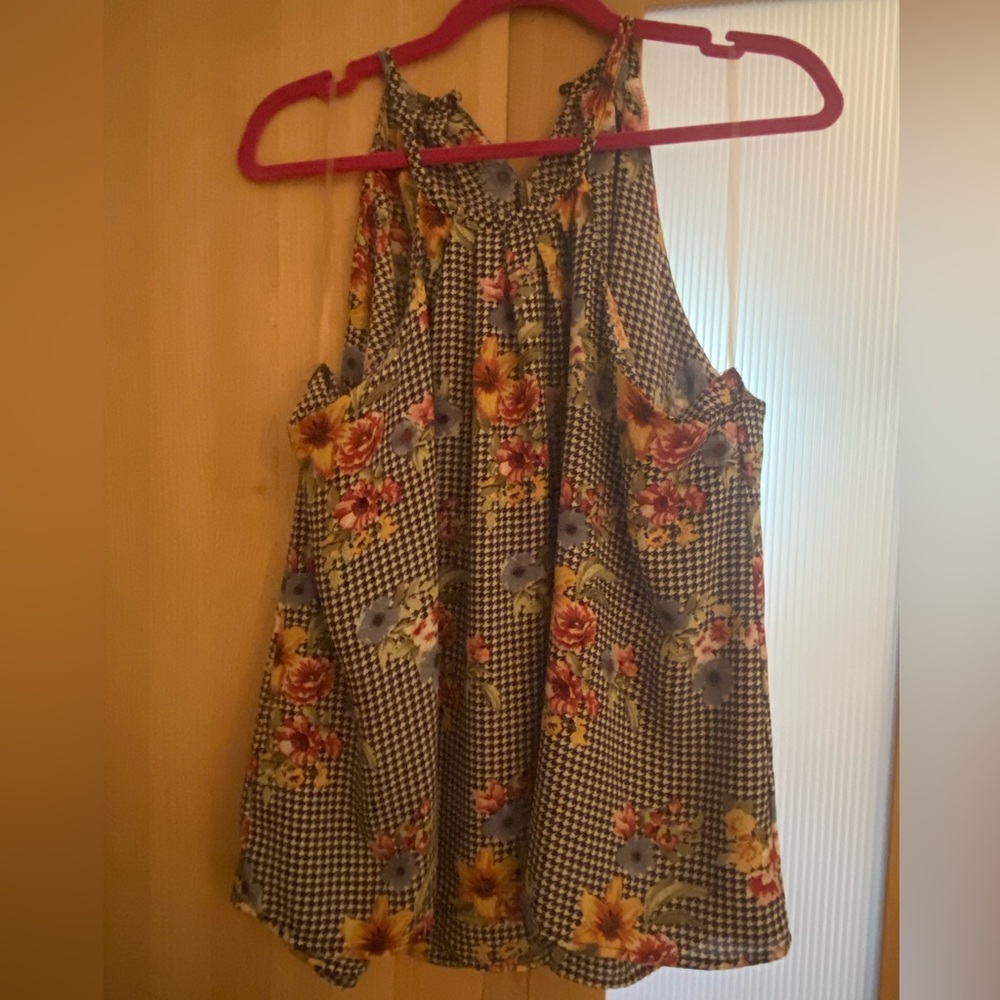 Sleeveless blouse by Stella Tweed. Houndstooth w/floral print tank top. Size 2X